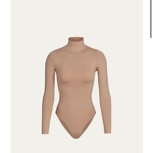 SKIMS *NWT* SMOOTHING TURTLE NECK BODYSUIT | NUDE | S/M